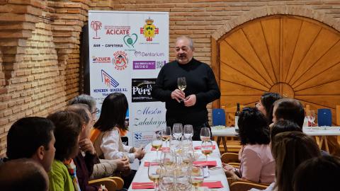 Miguel Ramírez durante una cata de vino de Acicate