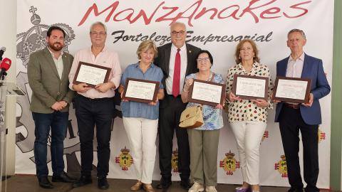 Nieva y Camacho junto al personal municipal jubilado