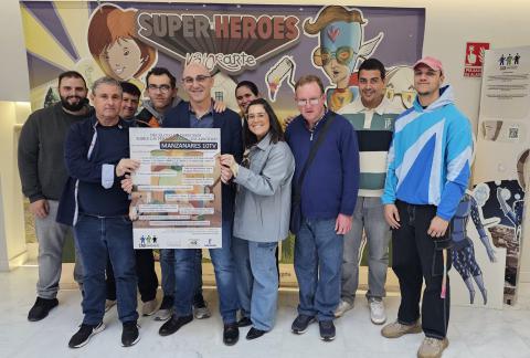 Entrega del decálogo de derechos sobre las personas con discapacidad a Manzanares10TV