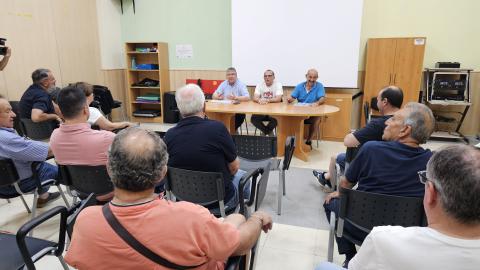 Imagen de la asamblea con Valerio Céspedes en el centro de la mesa