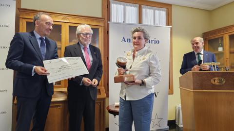 Pepa Muñoz recibió el premio concedido por Tertulia XV a WCK