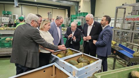 Antonio Atienza muestra la producción a las autoridades