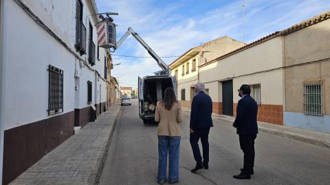 Visita del alcalde a los trabajos de renovación de luminarias en la Divina Pastora