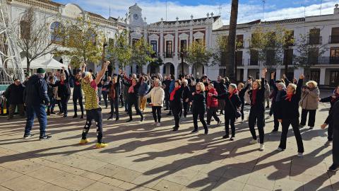 El acto del 3 de diciembre ha concluido con bailes conjuntos en la plaza de la Constitución