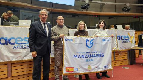 La delegación de Manzanares recibió la bandera como Villa Europea del Deporte 2026