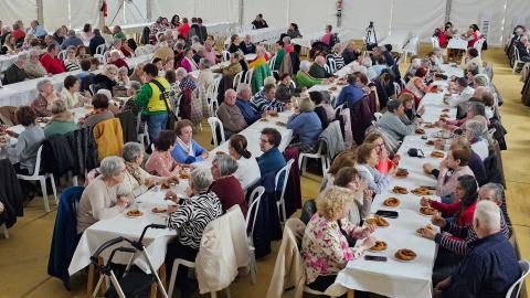 Chocolatada navideña para personas mayores 2025