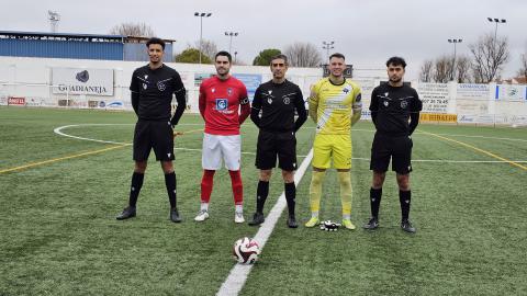 Saludo de los capitanes con el trío arbitral