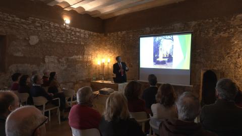 Momento de la conferencia en el Espacio Pilas Bonas