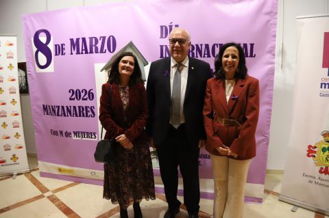 Julián Nieva junto a las ganadoras del Premio Igualdad 2026