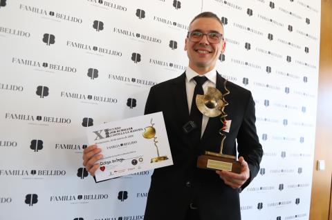 Diego Ortega con su trofeo como mejor sumiller 2026 de CLM