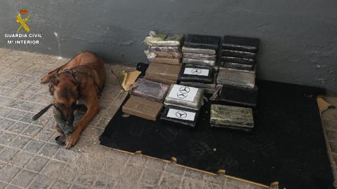 Interceptado un vehículo con más de 45 kilos de cocaína en la A-4 (Fotografía: Guardia Civil)