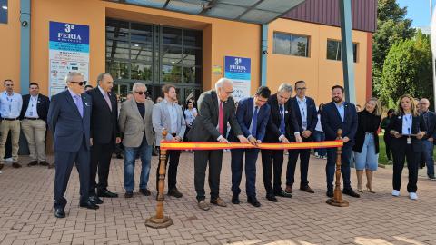 Corte de cinta inaugural a cargo del vicepresidente segundo del gobierno regional