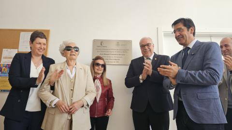 Momento en el que las alumnas más veteranas descubrieron la placa inaugural junto a las autoridades y directora del centro