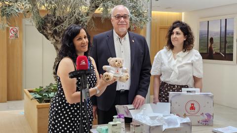 El osito Josito va incluido en el kit bebé presentado por el Ayuntamiento de Manzanares