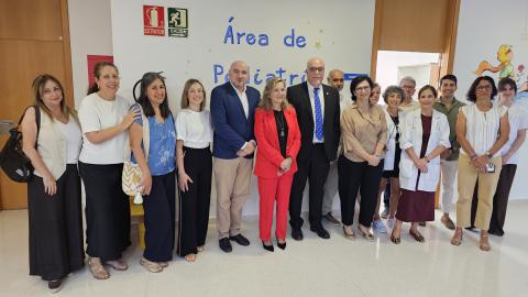 Autoridades y profesionales sanitarios en la nueva área pediátrica del Centro de Salud 1