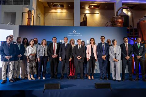 Autoridades y responsables de Pernod Ricard junto al presidente García Page