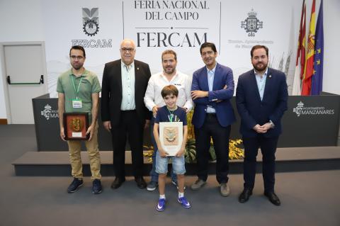 Autoridades con los ganadores de las medallas de oro de Fercam 2026