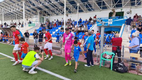 Salida de los equipos al terreno de juego