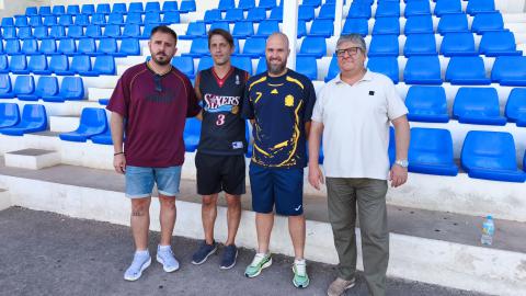 Integrantes del nuevo cuerpo técnico junto al presidente del club