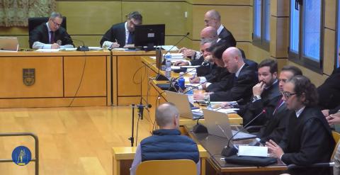 Antonio Caba contesta a su abogado durante el juicio celebrado en la Audiencia de Ciudad Real
