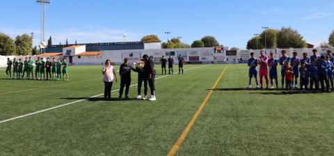 Ángel recibió el pésame y el cariño de público y compañeros antes del partido