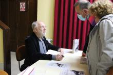 Ernesto Ekaizer en la firma de libros tras la conferencia