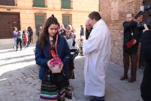 Bendición de animales en la puerta de la ermita de San Antón