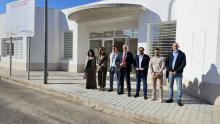 Miembros del equipo de gobierno y técnicos en la entrada del edificio