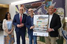 Entrega del decálogo de derechos sobre las personas con discapacidad a Manzanares10TV