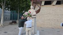Francisco Jiménez coloca un centro floral en el monumento a Sánchez Mejías
