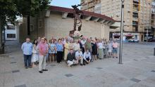Foto de familia de los peñistas junto al monumento a Sánchez Mejías en la plaza del Gran Teatro