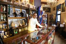 Javier Cabrero Salcedo en la tienda de su taller de bordado cofrade