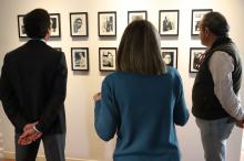 Juan Ortega visita el Archivo-Museo Sánchez Mejías y dona su vestido de 2022 a la peña taurina