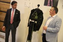 Juan Ortega visita el Archivo-Museo Sánchez Mejías y dona su vestido de 2022 a la peña taurina