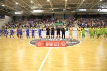 Saludo inicial de ambos equipos