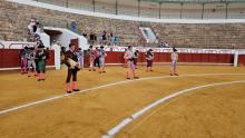Inicio del pasíllo de la corrida, sin apenas público en los tendidos de sol