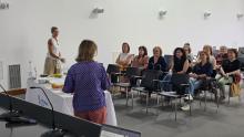 Anna Muñoz y Patricia Sorribes durante el taller de texturización