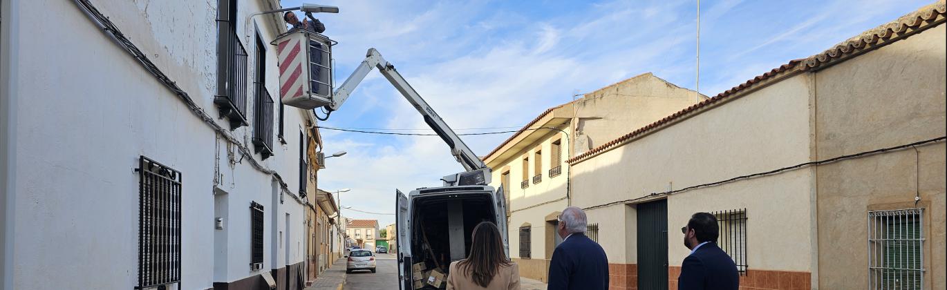 Visita del alcalde a los trabajos de renovación de luminarias en la Divina Pastora