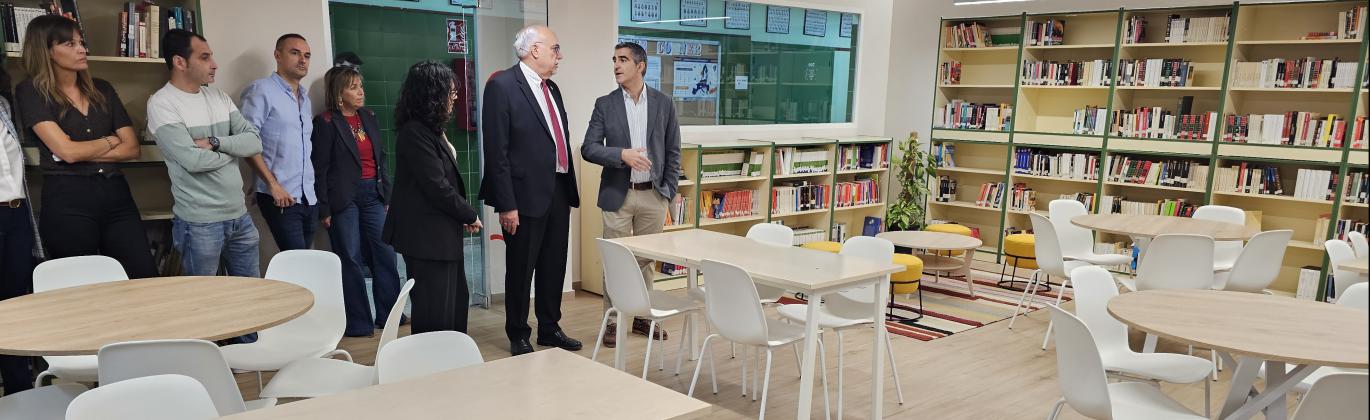 Visita del alcalde y concejala de Educación a la nueva biblioteca