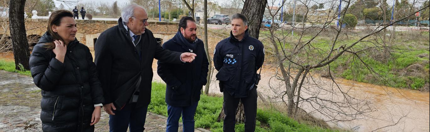 Julián Nieva comprueba la situación del río Azuer a mediodía del viernes