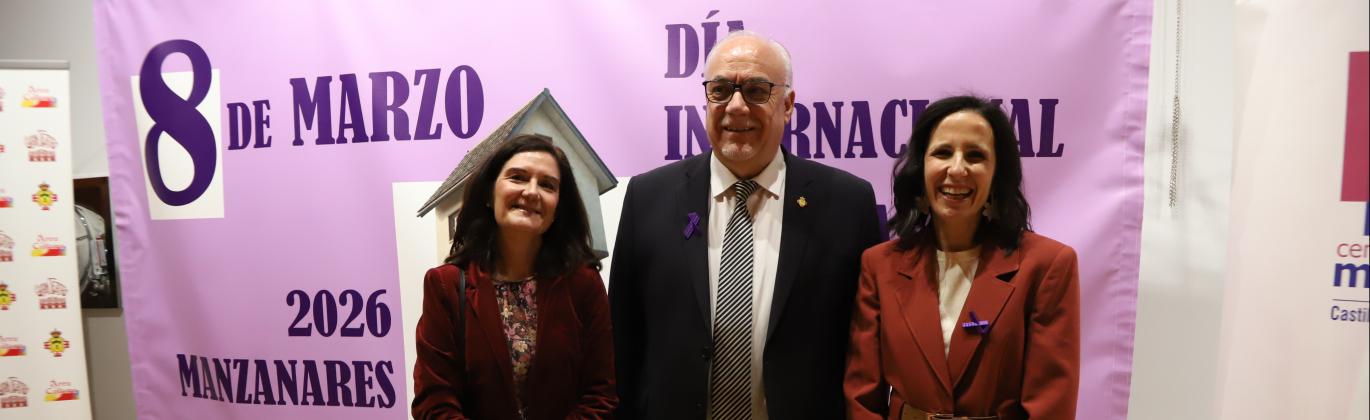 Julián Nieva junto a las ganadoras del Premio Igualdad 2026