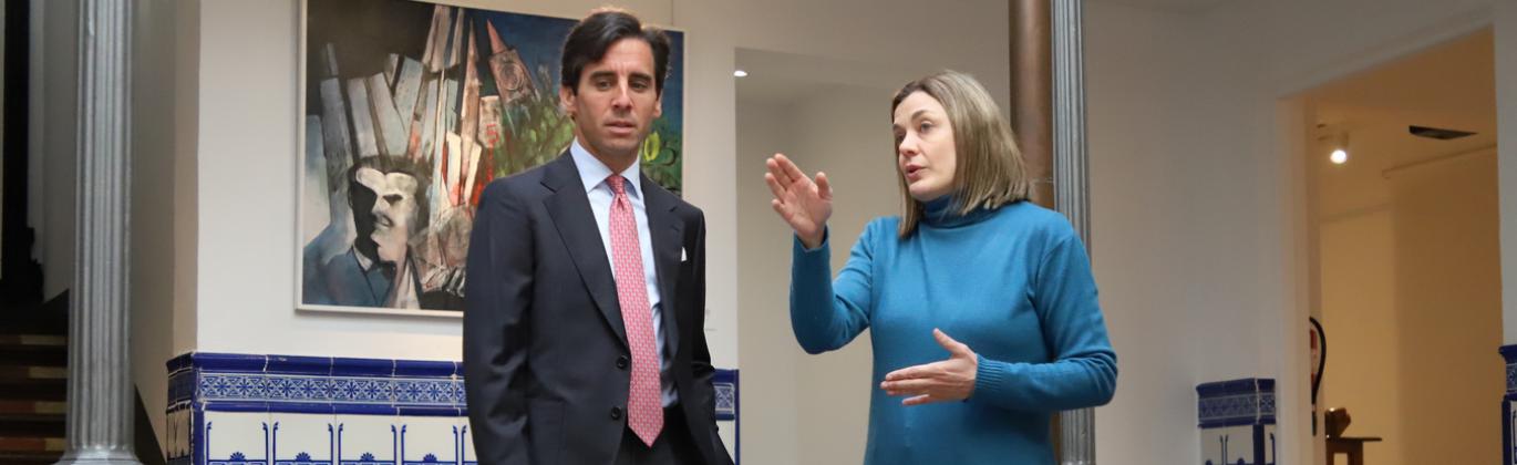 Juan Ortega visita el Archivo-Museo Sánchez Mejías y dona su vestido de 2022 a la peña taurina