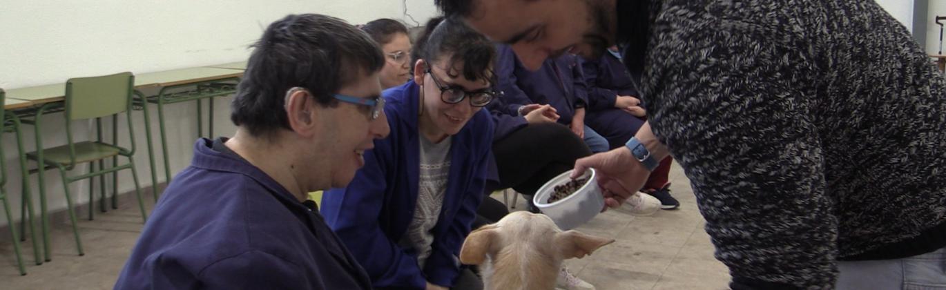 La perra Koba protagoniza las terapias caninas en el CADI de Manzanares