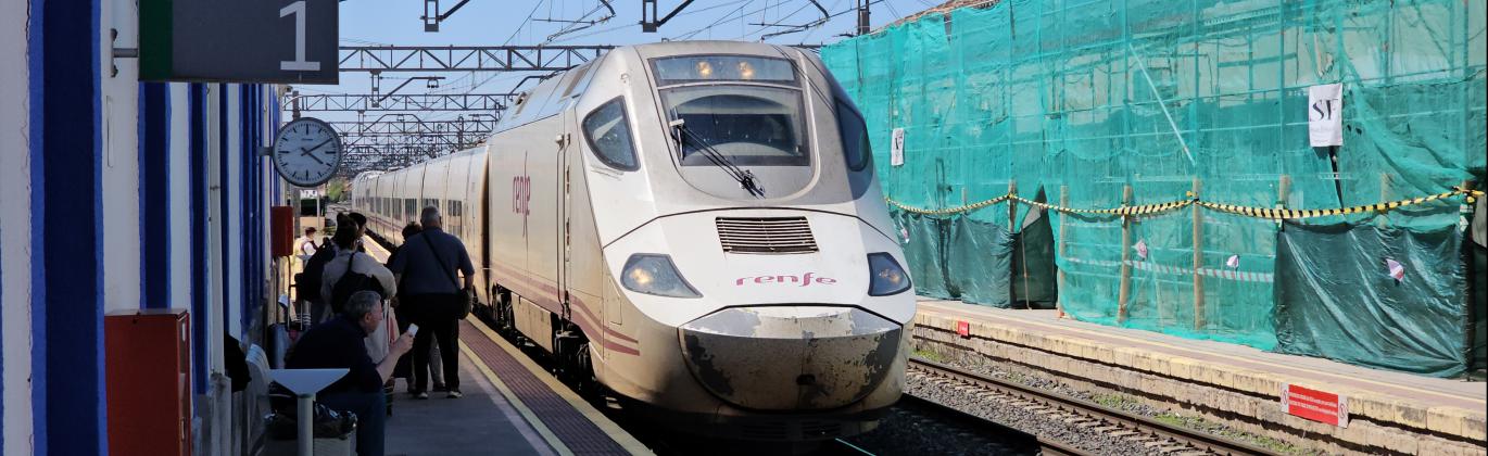 Llegada de un Alvia a la estación de Manzanares en foto de archivo