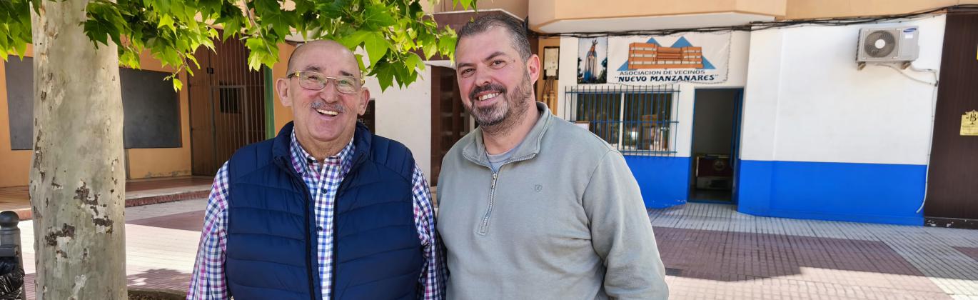José Herrera y Juan Romero ante la sede de la AAVV Nuevo Manzanares