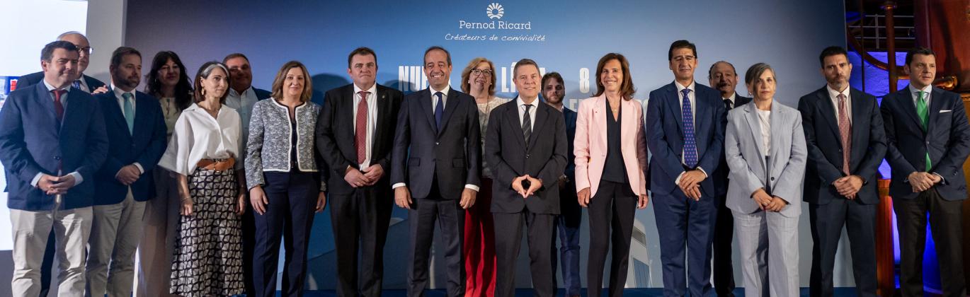 Autoridades y responsables de Pernod Ricard junto al presidente García Page