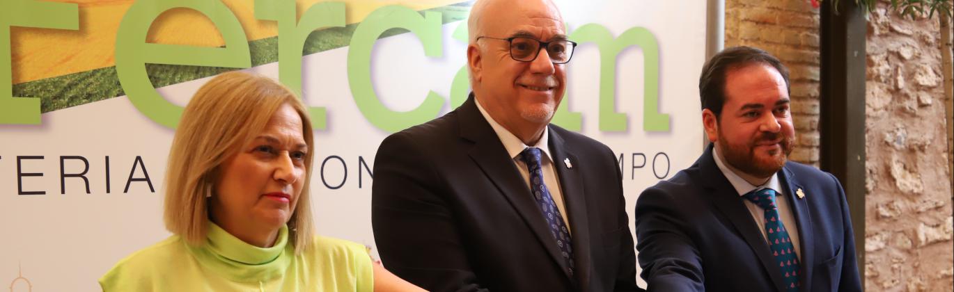 Julián Nieva junto a Antonia de la Chica y a Pablo Camacho