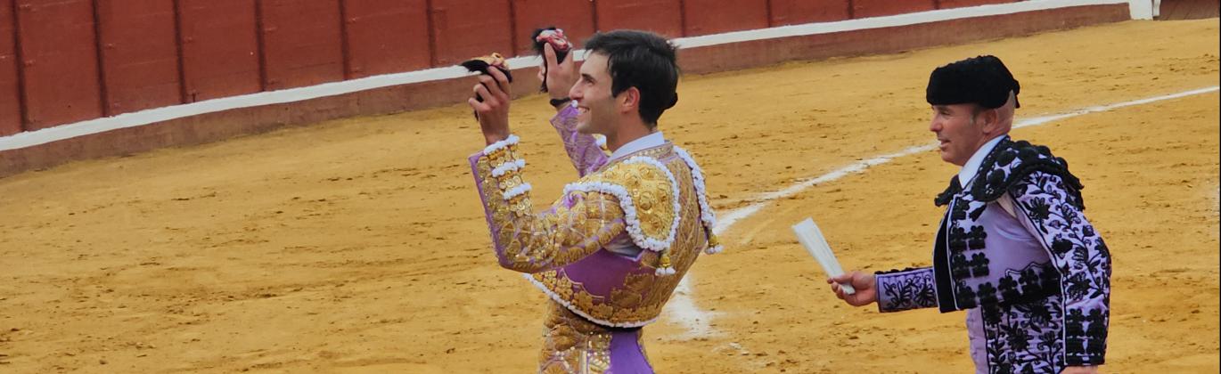 Samuel Navalón pasea las dos orejas que cortó a su primer toro en Manzanares