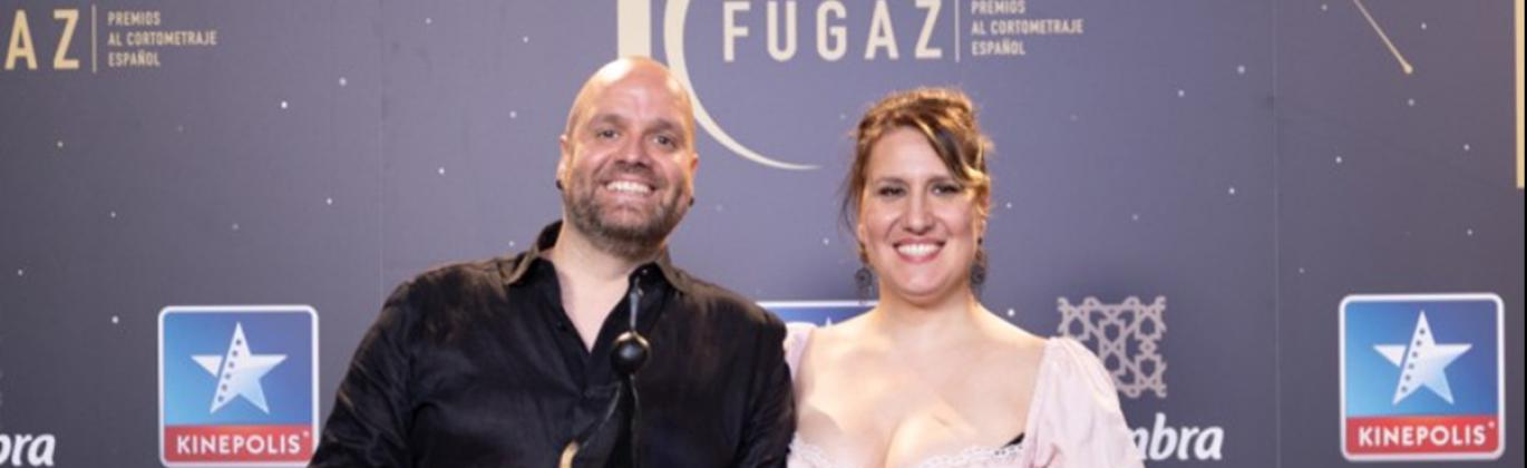 Cesar F. Calvillo y Teresa Bellón con su Premio Fugaz 2026