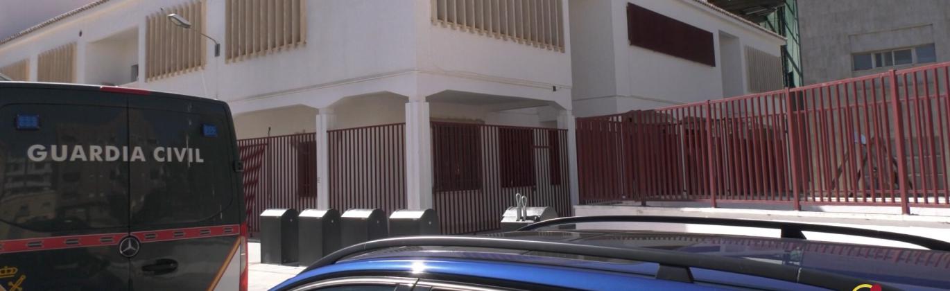 Furgón de la Guardia Civil junto al Juzgado de Manzanares